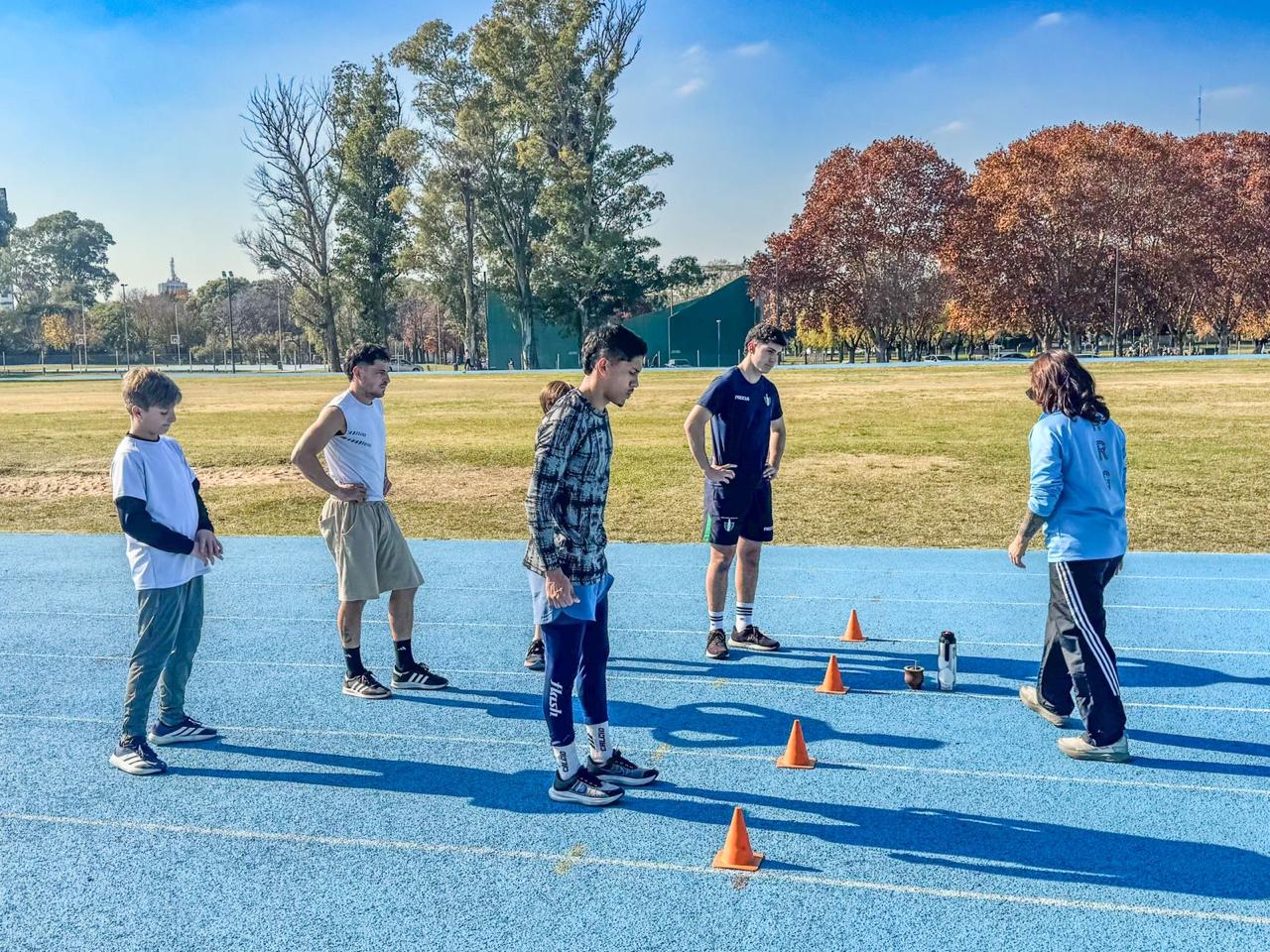 Grupo entrenando con Coach Paula en la pista de Parque Sarmiento
